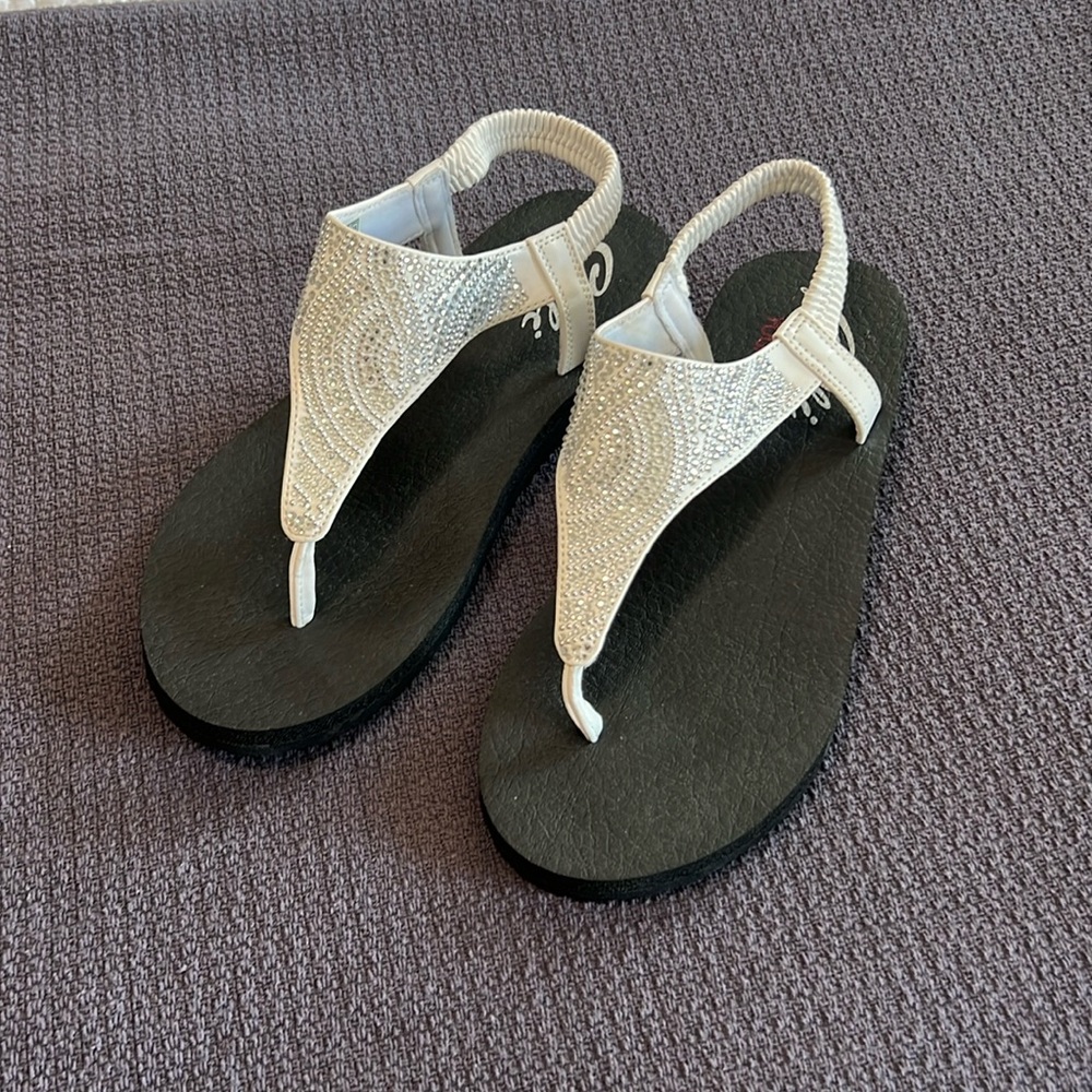 Cali from Sketchers like new never worn outside size 9